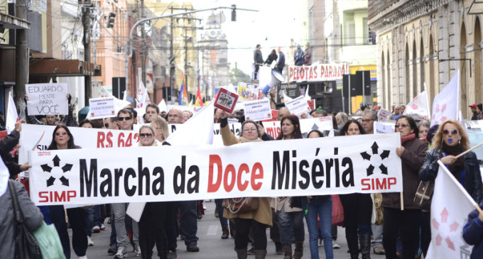 Municipários protestam com a “Marcha da Doce Miséria”