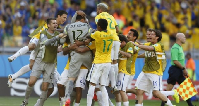 Júlio César coloca Brasil nas quartas de final