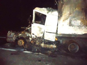 Caminhão caçamba bateu na traseira de uma carreta e incendiou