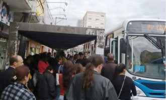 TRANSPORTE COLETIVO : Enquete com usuários nas paradas de ônibus
