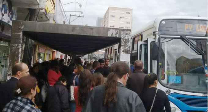 TRANSPORTE COLETIVO : Enquete com usuários nas paradas de ônibus
