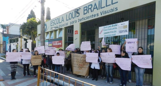 LOUIS BRAILLE : Secretaria adultera ata e prejudica a Escola