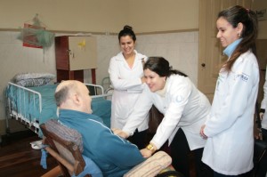Alunos do sétimo semestre de fisioterapia realizam visitas periódicas ao asilo Foto: Wilson Lima 