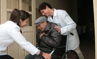Alunos de Fisioterapia realizam trabalho com idosos no Asilo de Mendigos