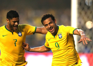 Fred marca gol da vitória brasileira e comemora com Hulk, depois do domínio sérvio Foto: Wander Roberto/Vipcomm 