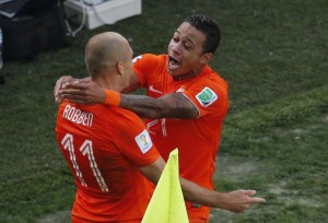 Depay agradece Robben pela assistência perfeita no segundo gol da Holanda