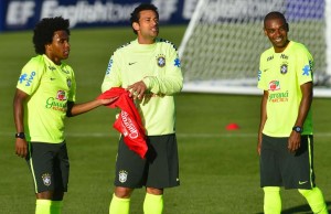 Willian, Fred e Fernandinho participam de treino para último amistoso antes da estreia na Copa