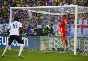 Francês Giroud fez o primeiro dos sete gols da partida desta sexta-feira na Fonte Nova