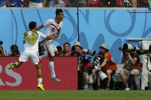 Bryan Ruiz comemora gol garante segunda vitória da Costa Rica 