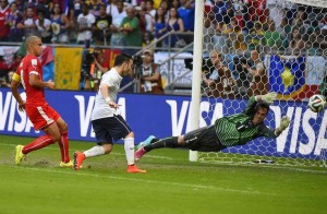 Valbuena faz um dos cinco gols da França diante da Suíça, num show ofensivo do time de Deschamps
