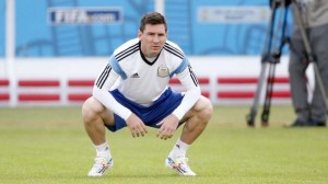 Messi faz pose para foto antes do treino da Argentina no Beira-Rio