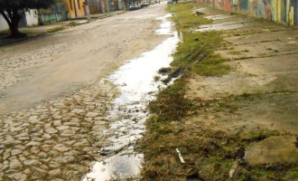 DESPERDÍCIO : Vazamento de água preocupa Salvador Ribeiro