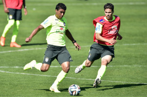 Paulinho em lance contra Hernanes: volante deve ser o substituto de Luiz Gustavo contra a Colômbia Foto: Jefferson Bernardes/Vipcomm 