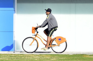 Neymar fez exercício na bicicleta, mas a recuperação é “muito boa” Foto: Gaspar Nóbrega/Vipcomm 