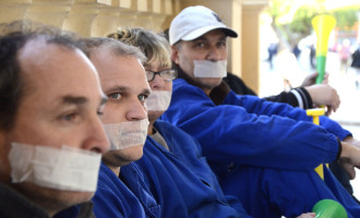 Grevistas do Sanep protestam amordaçados junto à prefeitura