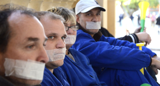 Grevistas do Sanep protestam amordaçados junto à prefeitura