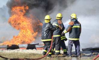 Bombeiros comemoram data com ação simulada de salvamento em carros