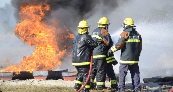 Bombeiros comemoram data com ação simulada de salvamento em carros