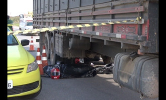 TRÂNSITO  : Motociclista morre em grave acidente