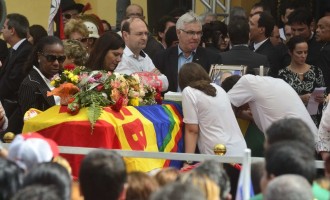 SEPULTAMENTO  :  Lágrimas e dor pela morte de Eduardo Campos