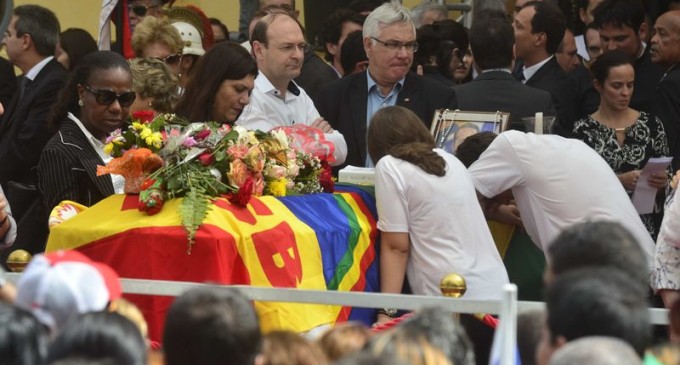 SEPULTAMENTO  :  Lágrimas e dor pela morte de Eduardo Campos