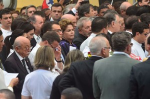 DILMA e Lula na multidão que acompanhou o sepultamento