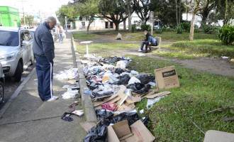 FALTA DE CONSCIÊNCIA  : Lixo emporcalha praça central