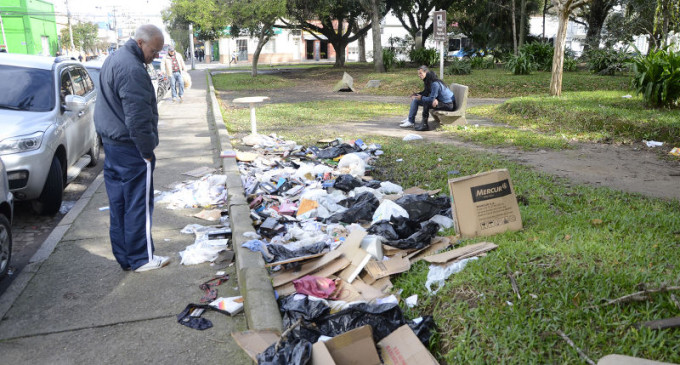 FALTA DE CONSCIÊNCIA  : Lixo emporcalha praça central