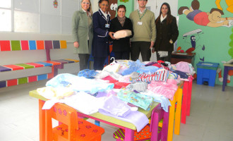 Unimed Pelotas entrega roupas à Pediatria da Santa Casa