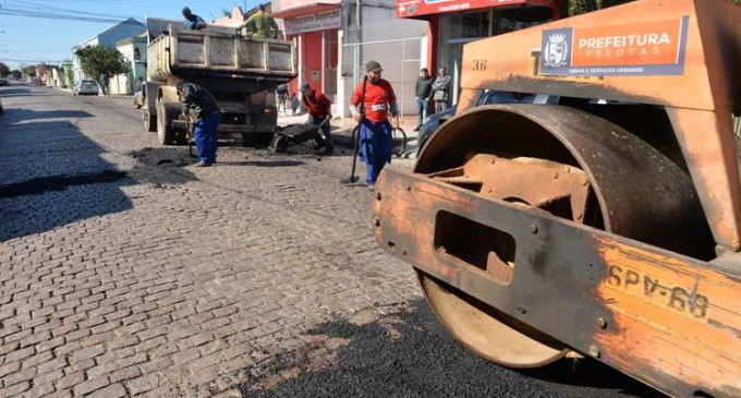 Operação tapa-buraco recupera ruas do município