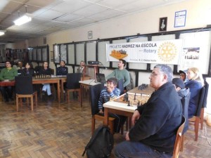          Durante o encontro, integrantes do Rotary Club realizaram a entrega do material didático aos professores, com livros que contém informações técnicas e táticas do jogo de xadrez