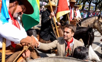 Semana Farroupilha: prefeito participa do desfile de 20 de Setembro