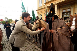           Cerca de 15 cavalarianos da entidade foram ao Paço entregar nas mãos do governante o maior símbolo da tradição gaucha.
