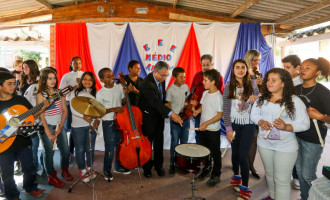 Escola do Areal recebe instrumentos musicais para formação de orquestra