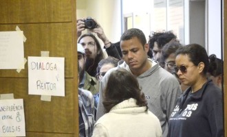 OCUPAÇÃO DO GABINETE DO REITOR DA UFPEL : Justiça determina saída dos estudantes