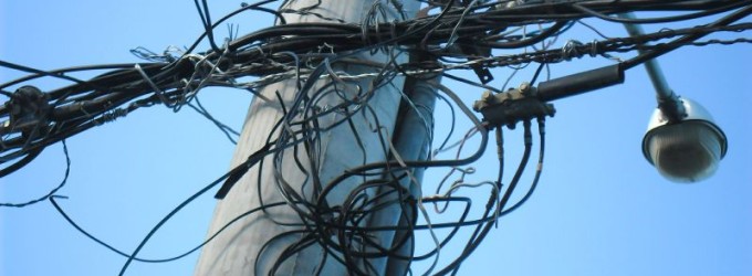 Ação contra CEEE-D e Município exige retirada de fios soltos em Pelotas