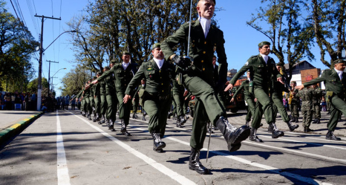 Governador acerta com Comando Militar do Sul o cancelamento dos desfiles de 7 de Setembro
