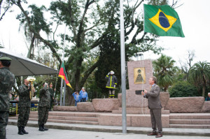 Também coube ao reitor o hasteamento do pavilhão nacional, enquanto também eram hasteadas as bandeiras do Rio Grande do Sul e do município de Pelotas