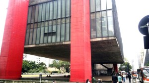 Museu de Arte de São Paulo paira sobre um vazio
