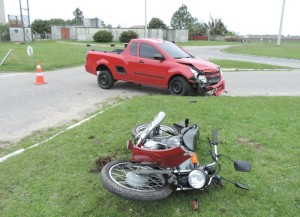 ACIDENTE na rótula deixa motociclista ferido 