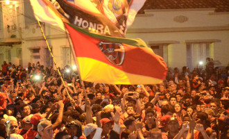 Paixão Xavante é demonstrada nas ruas de Pelotas
