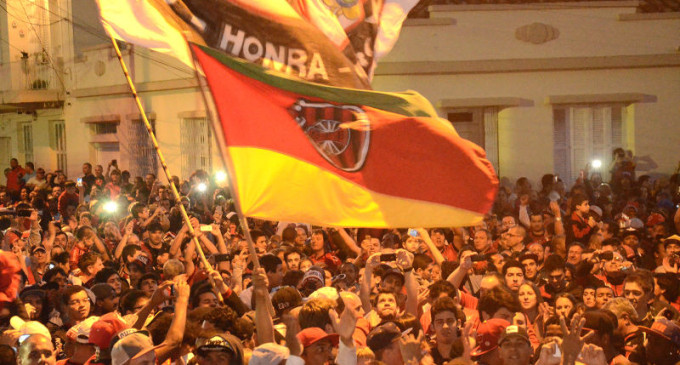 Paixão Xavante é demonstrada nas ruas de Pelotas