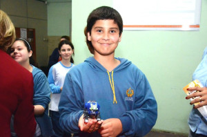 O aluno João Vitor Rodrigues Camargo, 10 anos, disse que se sente feliz em ajudar outras crianças. “Espero que as crianças gostem e cuidem dos brinquedos que vão ganhar”.