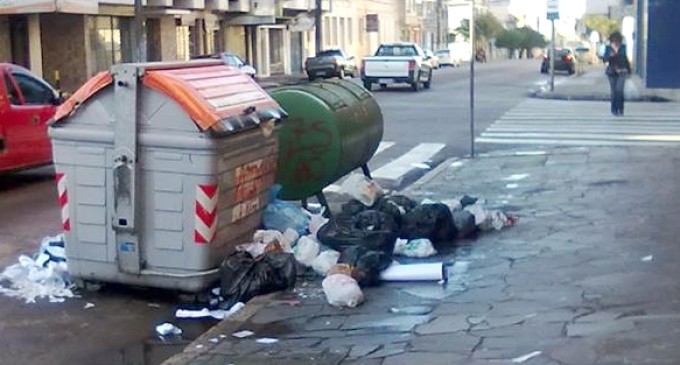 Lixo acumulado nas ruas causa protesto