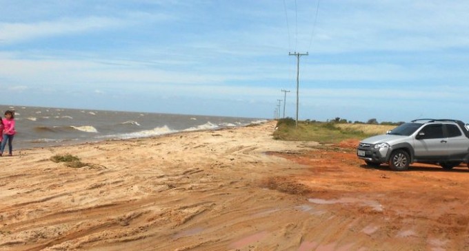 Ressaca destrói 500 m de estrada no Pontal da Barra