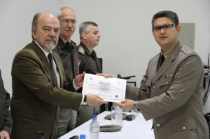 SECRETÁRIO da SSP entrega diploma a um dos formandos