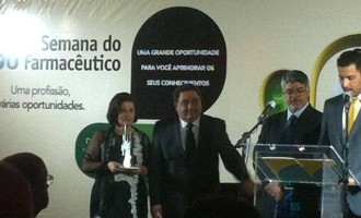 Professora da UFPel é destaque em premiação na área da Farmácia