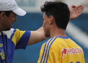 Felipe Müller orienta seu jogador: o Pelotas vencia, quando houve invasão