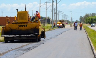 Eduardo visita obras de duplicação da Avenida Adolfo Fetter