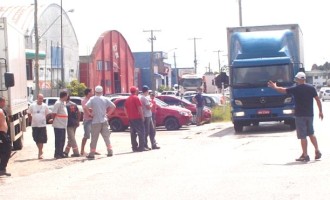 Caminhoneiros fazem protesto em várias rodovias do Estado